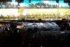 Nghệ sĩ và khán giả đội mưa xem live show Việt Hương