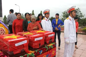 Đón 5 hài cốt quân tình nguyện về nghĩa trang quê nhà