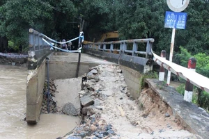 Hai cây cầu có nguy cơ sập do mưa lũ 