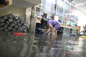 Sự cố cống ngăn nước khiến 2 phường quận 12 ngập nặng