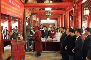 Dâng hương ở Văn Miếu: Sao chỉ cúi đầu trước Khổng Tử?