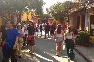 Chiều cuối năm: Phố cổ Hội An đông nghẹt khách du lịch