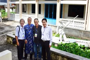 Rủ nhau mặc áo dài nam 