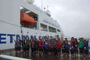 Háo hức khám phá tàu Cảnh sát biển 'khủng' 8002