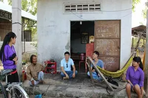 Bán hoa hồng mua bò tặng học trò nghèo