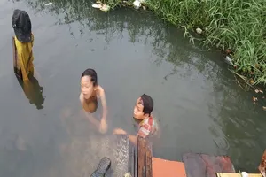 Chính quyền xã gặp gia đình 17 người sống bên kênh đen