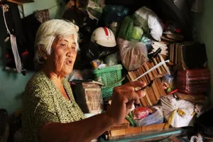 Chùm ảnh: Bà Trình “ghiền” sách cũ 