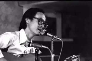 Nghe Trịnh Công Sơn hát 'Nối vòng tay lớn' trên đài 