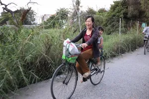 Mẹ con chị Hoài và chiếc xe ve chai