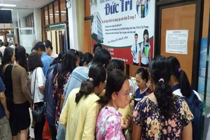 Phụ huynh chen chúc xếp hàng xin học hè cho con