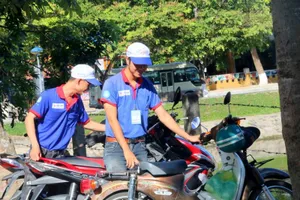 Sinh viên tình nguyện lập điểm giữ xe miễn phí cho TS 