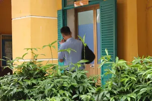 Vào toilet gọi điện thoại, nam thí sinh bị đình chỉ thi