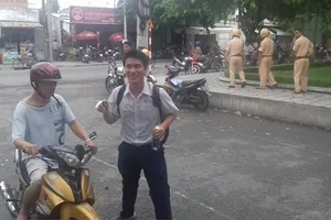 Thí sinh bối rối vì... quên đồng hồ 