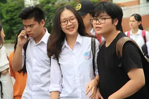 Đề ngoại ngữ quá dễ, thí sinh thở phào rời phòng thi 