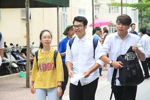 Thí sinh “ngợp” vì đề dài, thi một lúc 3 môn 