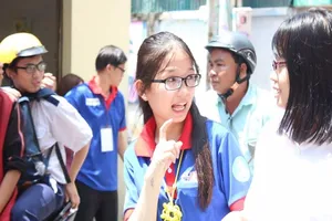 Nữ sinh tiếp sức TS khiếm thính bằng ngôn ngữ ký hiệu 