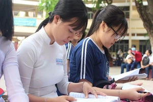 Thí sinh lo lắng, hồi hộp chờ thi môn tổ hợp