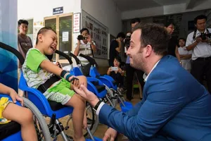 Israel tặng xe lăn hy vọng cho trẻ khuyết tật Việt Nam