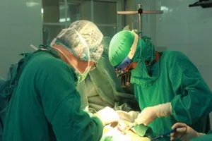 Mở ngực, khâu vết thương tim cứu sống bệnh nhân