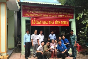 Công đoàn Sở Tư pháp tặng nhà tình nghĩa cho mẹ Săng 