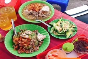 Ba quán ăn phải bốc số chờ đến lượt ở Hà Nội