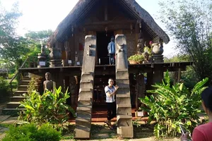 Chuyện về bộ ngực phụ nữ ở cầu thang gỗ của người Ê Đê