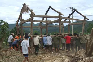 Vất vả gượng dậy sau bão