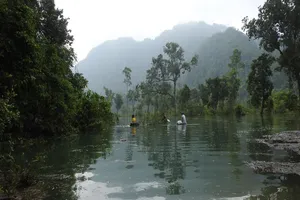 Người Rục đang bị lũ vây