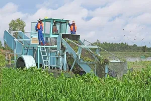 Lần đầu tiên thử nghiệm thành công máy vớt lục bình 