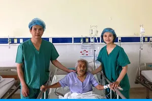 Lấy gọn ổ sỏi 'khủng' trong ống mật cụ bà 94 tuổi