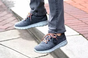 Bệnh ‘chân lực sĩ’ ở nam giới vì đi giày không vớ