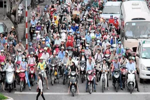 Khách Tây rỉ tai nhau mẹo ‘sống sót’ khi đi xe máy ở VN