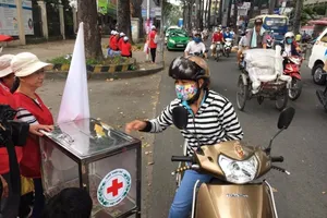 Ấm áp tình người Sài Gòn ủng hộ đồng bào lũ lụt 
