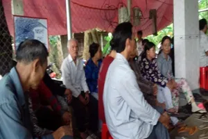 Hàng trăm người đòi 'thần rồng' tiếp tục chữa bệnh