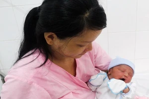 Cấp cứu kịp thời bé trai đẻ rớt trên taxi