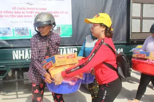 Xúc động: Thùng sữa nơi cửa chùa