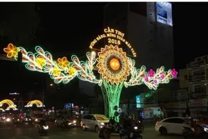 Bị mời làm việc vì đăng ảnh cổng chào kèm quần chíp