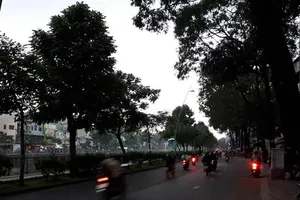 Người dân TP.HCM bật đèn xe đi giữa ban ngày