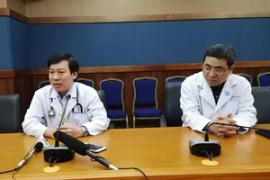 Hai mẹ con trở về từ Ai Cập phải điều trị tiếp tục