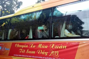 Chuyến xe mùa xuân đưa 2.500 sinh viên về quê đón Tết