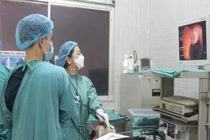 Những đêm trực thầm lặng dài bất tận của bác sĩ nội soi
