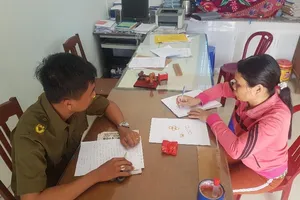 Tìm thấy chủ nhân túi vàng hai em học sinh lớp 3 nhặt được