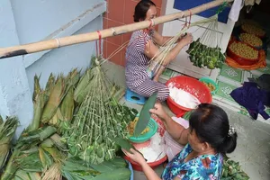 Xóm bánh ú lá tre giữa Sài Gòn cháy hàng dịp Tết Đoan Ngọ