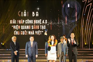 Đại diện Công ty CP Bóng đèn Điện Quang nhận Giải thưởng Sáng tạo TPHCM 2019