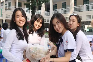 Nữ sinh THPT Lê Quý Đôn rạng ngời trong lễ tri ân 