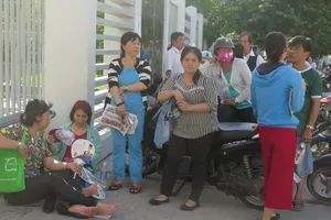 Phụ huynh 'trốn' con trực ở cổng trường