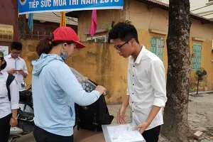 'Con cứ yên chí thi, cả thế giới mẹ lo hết'