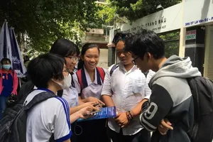 Thí sinh vui vẻ sau môn thi KHXH tại điểm thi trường THCS Bạch Đằng, THP.HCM. Ảnh: Phan Yên 