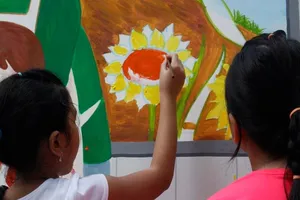 50 học sinh tiểu học chung tay vẽ bức tranh 'siêu to khổng lồ'