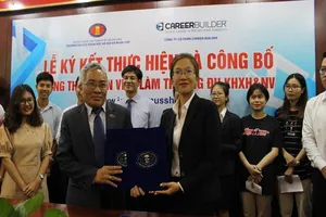 Đại điện nhà trường và CareerBuilder hi vọng cổng thông tin việc làm sẽ là công cụ giúp Sv trường trong tìm kiếm việc làm. Ảnh: Phan Yên